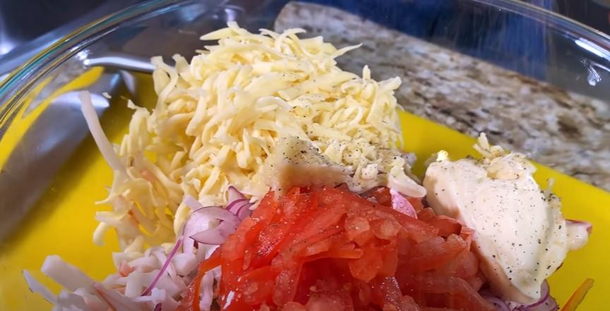 Смачний салат із крабовими паличками «Червоне море»: соковитий та швидкий