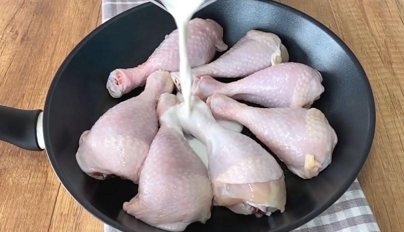 Хрумка курка в сухарях на сковороді