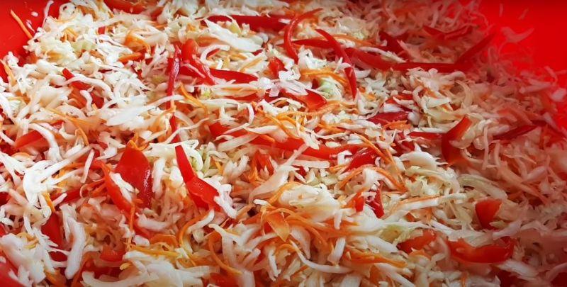 Салат до картоплі взимку. Консервована маринована капуста