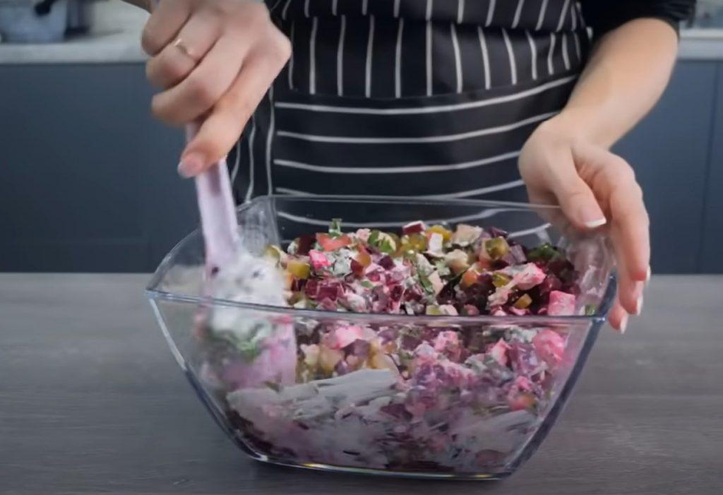 Смачний салат із буряком та огірком. Всі продукти вже є в холодильнику