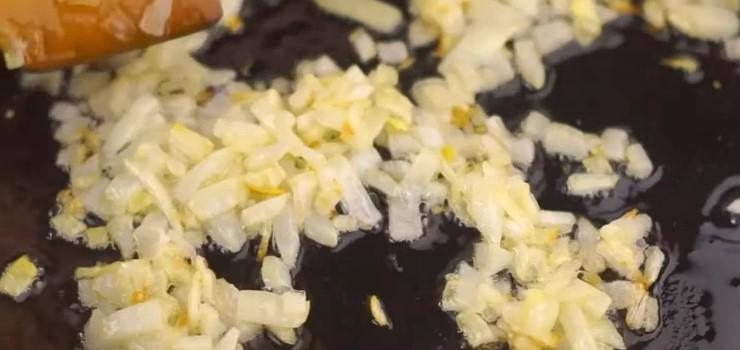 Багато начинки, тісто на кефірі та без дріжджів: рибний заливний пиріг