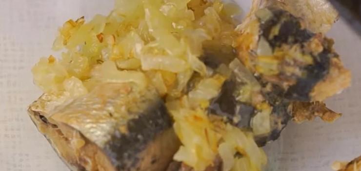 Багато начинки, тісто на кефірі та без дріжджів: рибний заливний пиріг