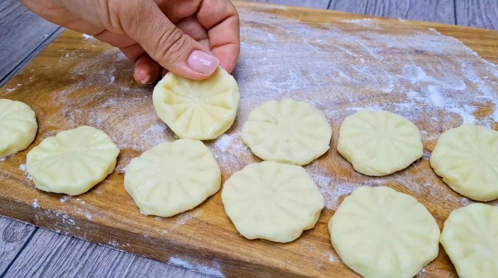 Купую 2 картоплини та готую смачну закуску для чоловіка. З'їдає по 7 штук за раз