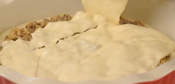 Багато начинки, тісто на кефірі та без дріжджів: рибний заливний пиріг