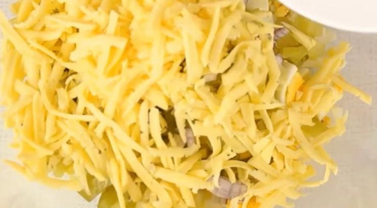 Легкий та смачний салат із простих продуктів. Готується буквально за 5 хвилин