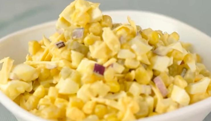 Легкий та смачний салат із простих продуктів. Готується буквально за 5 хвилин