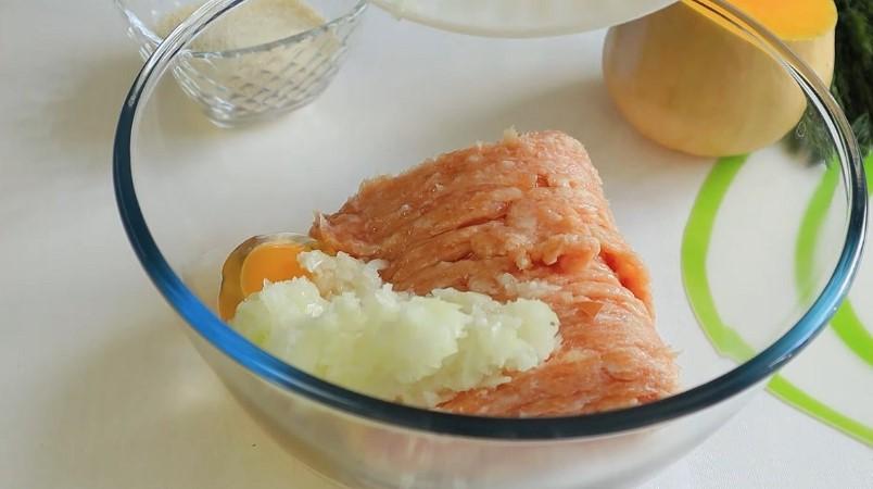 Яскраві курячі котлети з гарбузом на сковороді