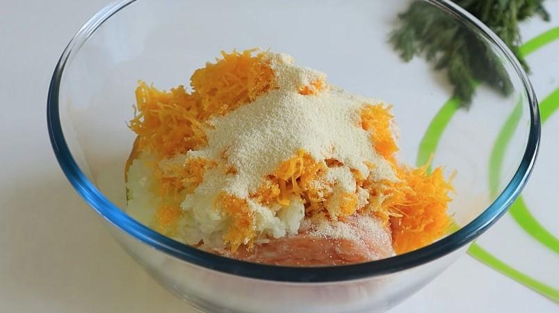 Яскраві курячі котлети з гарбузом на сковороді