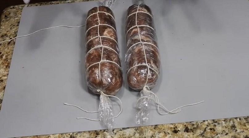 Як без м'ясорубки та коптильні приготувати найсмачнішу ковбасу