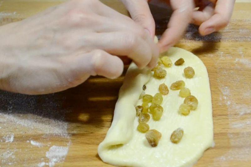 Булочки з родзинками та апельсиновою глазур'ю