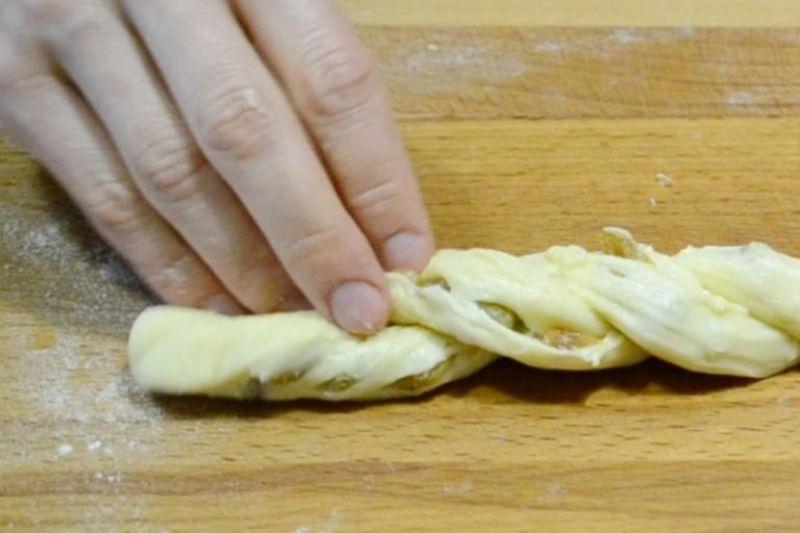 Булочки з родзинками та апельсиновою глазур'ю