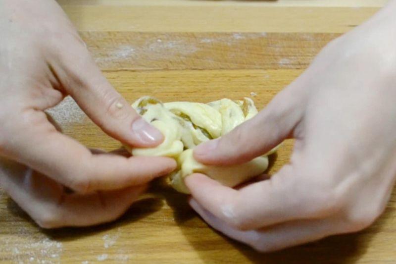 Булочки з родзинками та апельсиновою глазур'ю