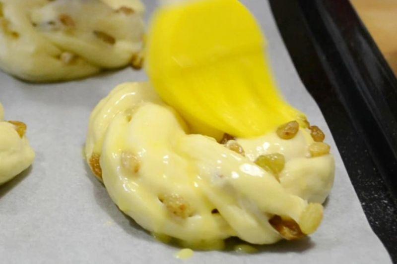 Булочки з родзинками та апельсиновою глазур'ю