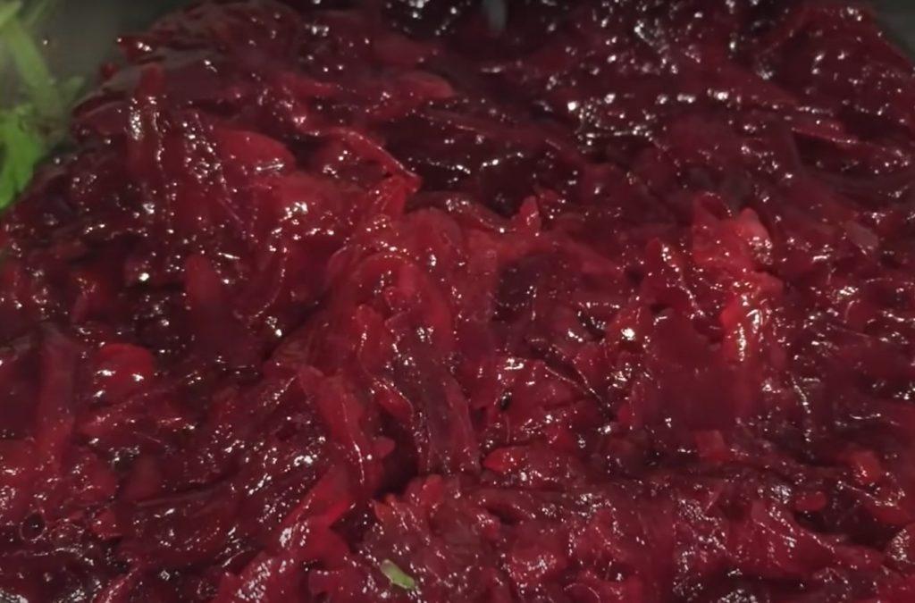 Надзвичайно смачний салат зі звичайного буряка! Готуємо швидко та просто
