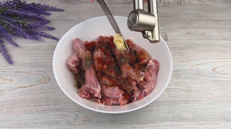 Смажені курячі шийки в маринаді з цибулею