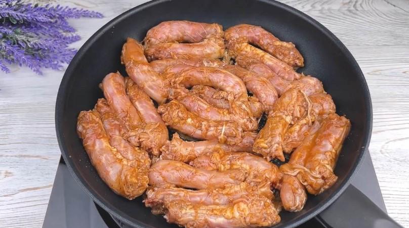 Смажені курячі шийки в маринаді з цибулею