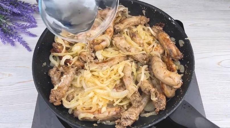 Смажені курячі шийки в маринаді з цибулею