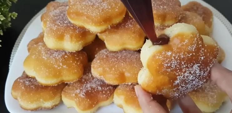 З яйця, молока та борошна готую пишні булочки з джемом: швидко, легко та смачно дуже
