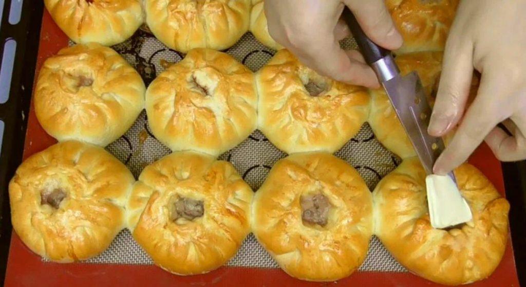 Біляші з м'ясом в духовці. М'які та соковиті