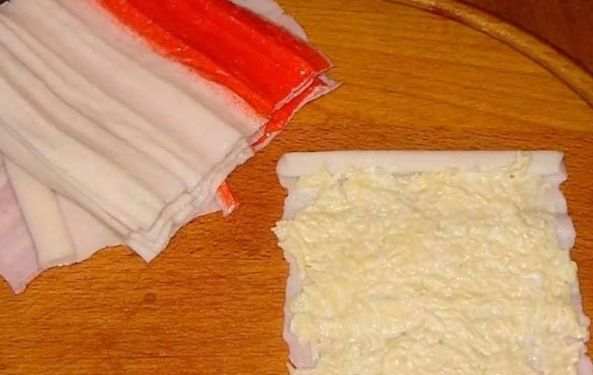Новорічна закуска за 15 хвилин. Святкові роли з крабових паличок