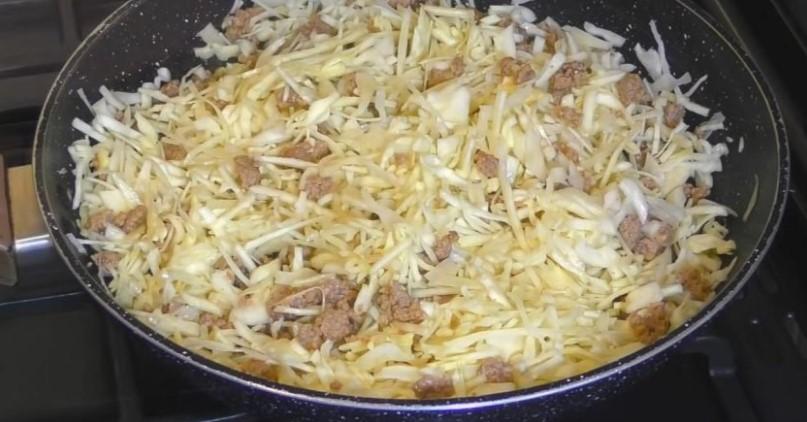 Пиріг з капустою та фаршем на сковороді