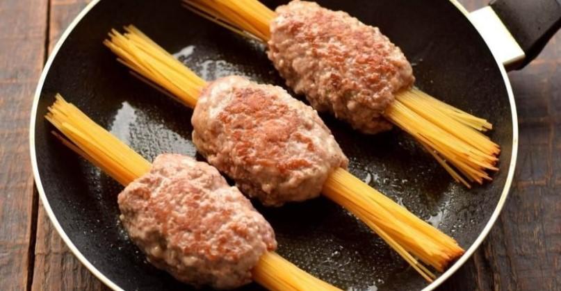 Спагеті з пряним овочевим соусом на сковороді