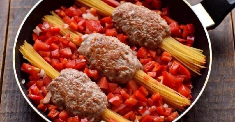 Спагеті з пряним овочевим соусом на сковороді