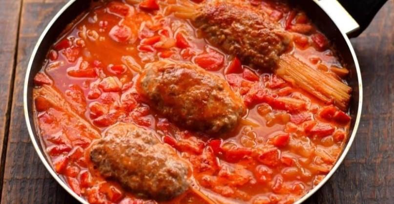 Спагеті з пряним овочевим соусом на сковороді