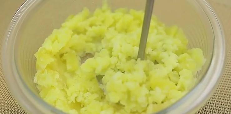 Коли не хочеться поратися з пиріжками – готую картопляний коржик: без духовки та дріжджів