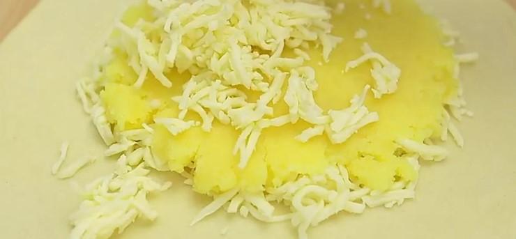 Коли не хочеться поратися з пиріжками – готую картопляний коржик: без духовки та дріжджів