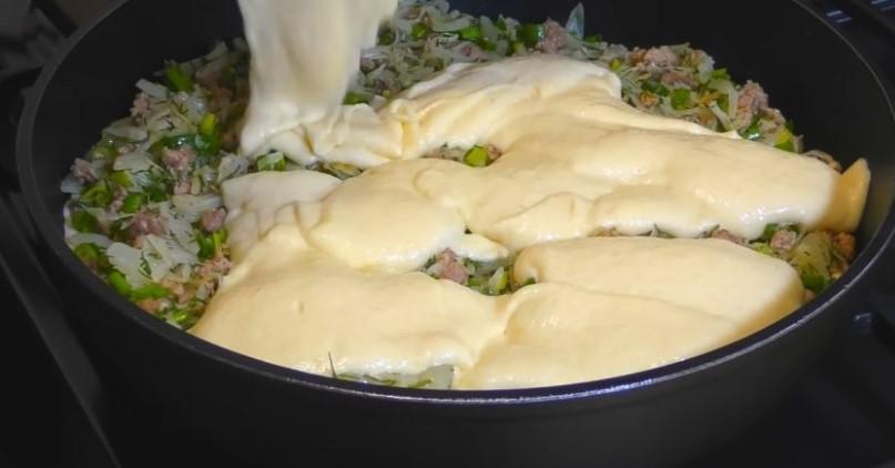 Пиріг з капустою та фаршем на сковороді