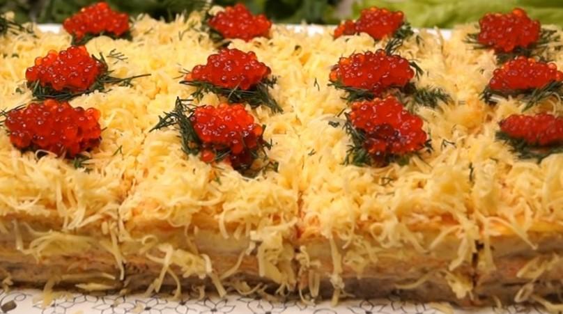 Закусочний торт з оселедцем та грибами на святковий стіл