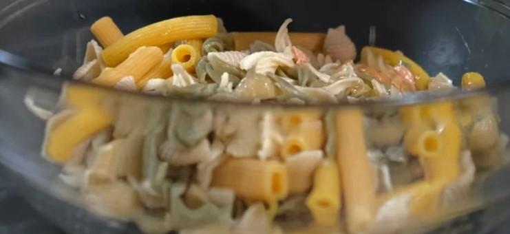 Скільки разів готувала цей салат – гості завжди з'їдають першим: смачний салат із тунцем