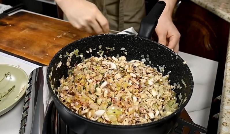 Несолодкий закусочний торт з грибами та куркою