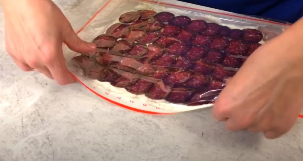 Швидка закуска на Новий рік. Рулет із салямі з начинкою