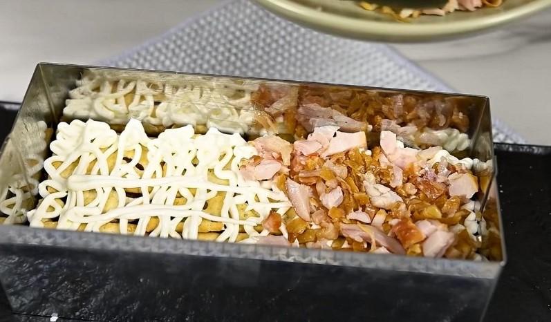 Несолодкий закусочний торт з грибами та куркою