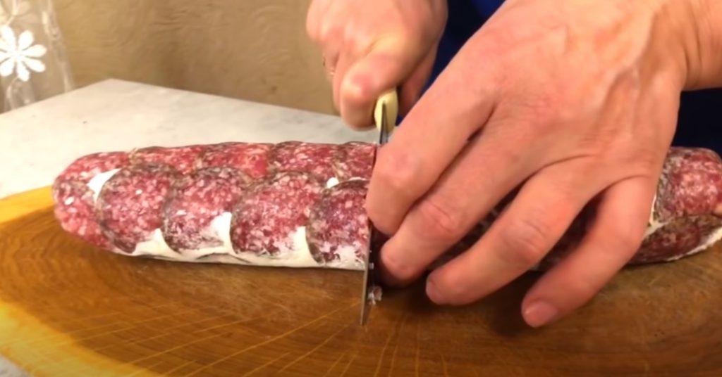 Швидка закуска на Новий рік. Рулет із салямі з начинкою