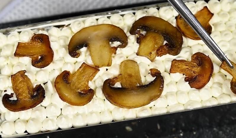 Несолодкий закусочний торт з грибами та куркою