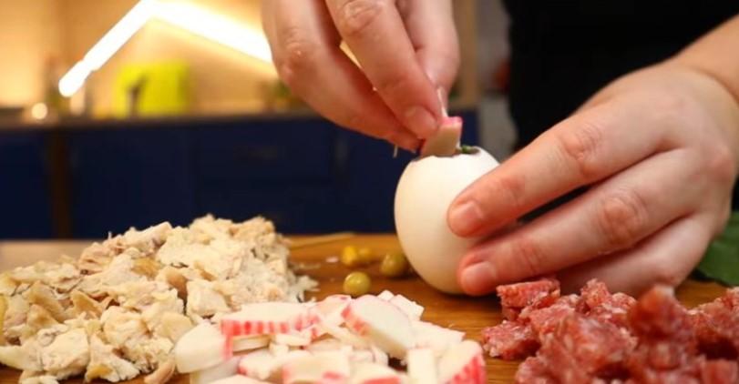 Яскраві та незвичайні! Заливні яйця з куркою та зеленим горошком