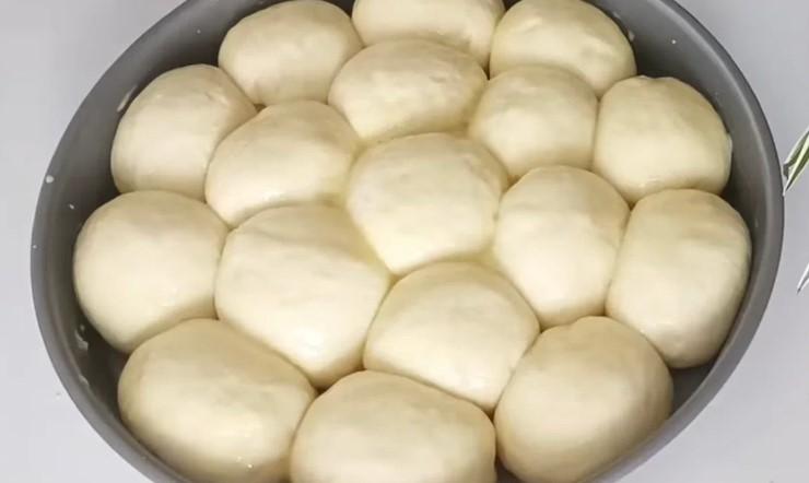 Випікаю кожні вихідні, вся родина обожнює: булочки м'які як пух