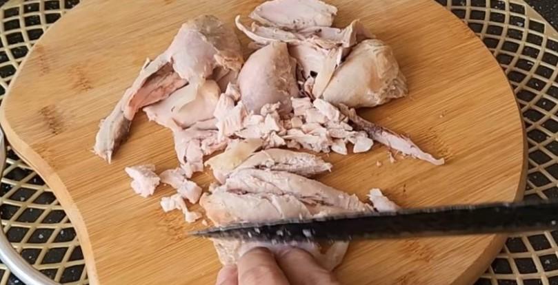 Салат з куркою та морквою «Смарагдова ялинка»
