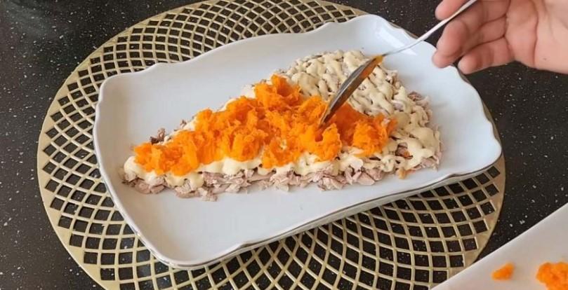 Салат з куркою та морквою «Смарагдова ялинка»