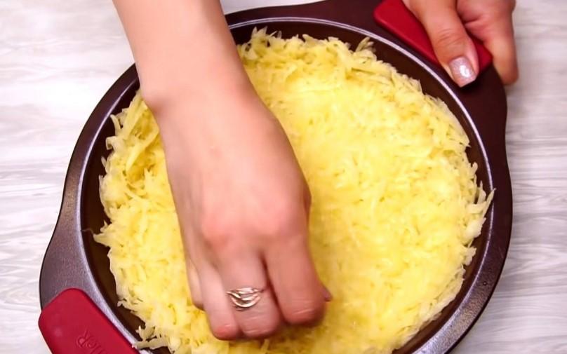 Картопляна запіканка з фаршем в духовці