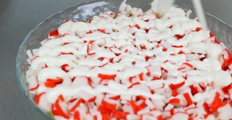 Ніжний салат "Оксамитовий" із крабовими паличками: рецепт без цибулі.