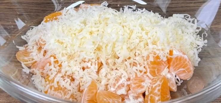 Салат з мандаринами "Новорічний". Незвичайне поєднання інгредієнтів, але як смачно