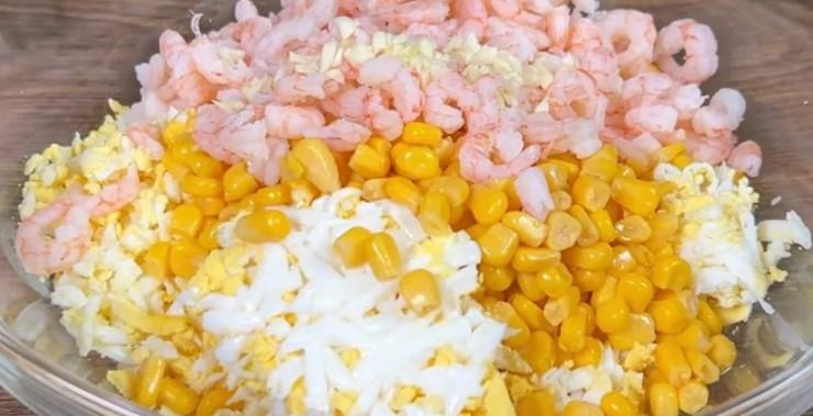 Салат з мандаринами "Новорічний". Незвичайне поєднання інгредієнтів, але як смачно
