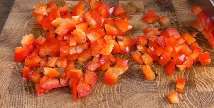 На столі дуже багато всього, а гості їдять тільки цю закуску: фарширований перець на Новорічний стіл