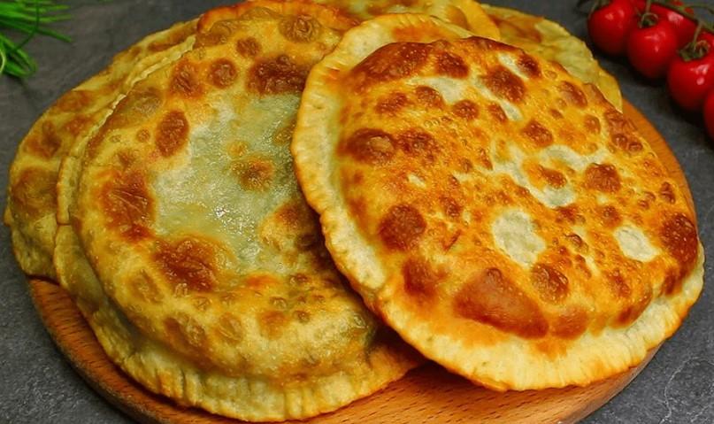 Як приготувати рум'яні коржики із зеленою цибулею та яйцем на сковороді