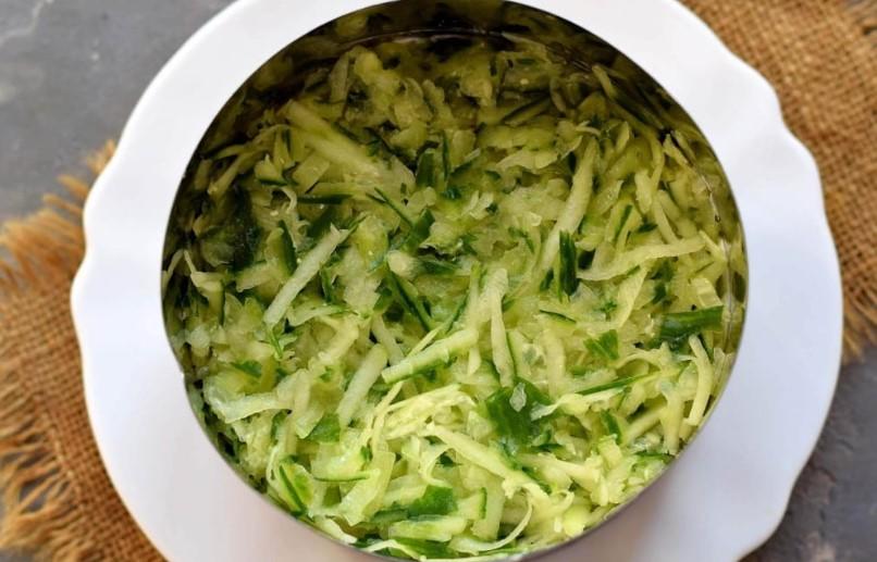 Багатошаровий салат з копченою куркою та ананасом