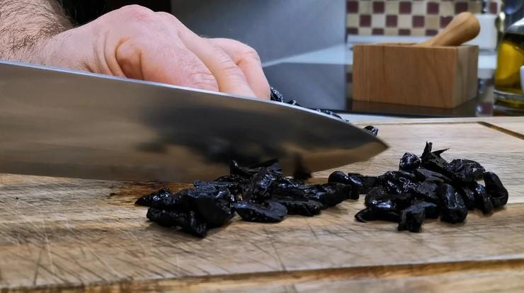 Готуємо такий салат на святковий стіл і жодного разу не помилилися. З куркою та чорносливом
